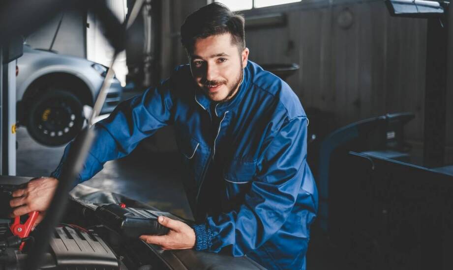 Mechanik samochodowy – najważniejsze cechy i zakres usług warsztatów