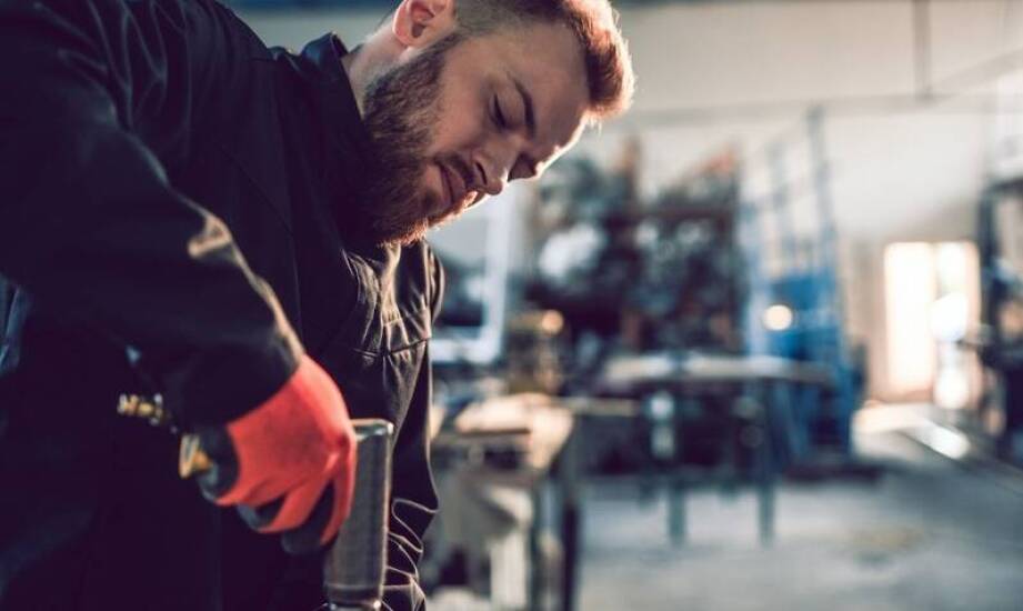 Jakie naprawy karoserii wykonuje blacharz samochodowy i kiedy są potrzebne