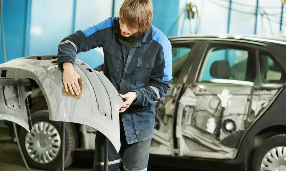 Blacharstwo samochodowe – jak przebiega naprawa i rekonstrukcja karoserii