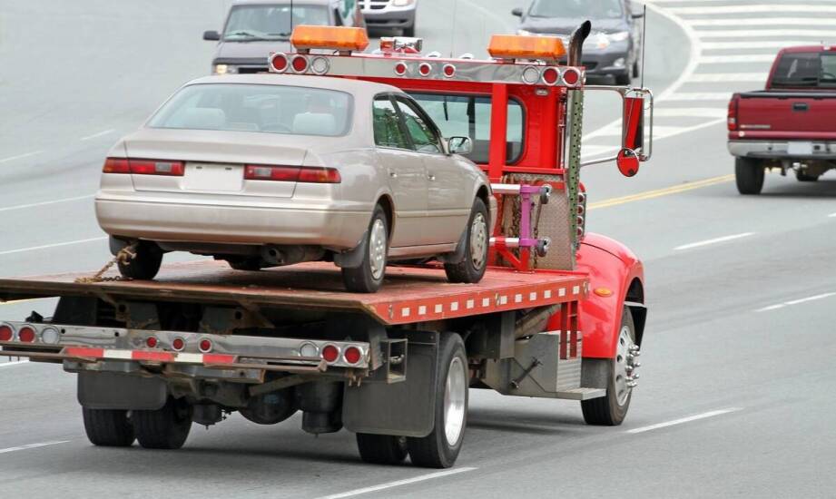Autoholowanie – co warto wiedzieć o pomocy drogowej i holowaniu pojazdów