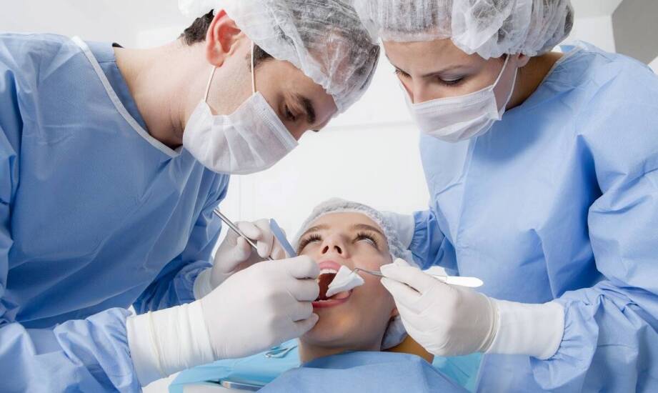 Chirurgia stomatologiczna – co warto wiedzieć o zabiegach i ich przebiegu