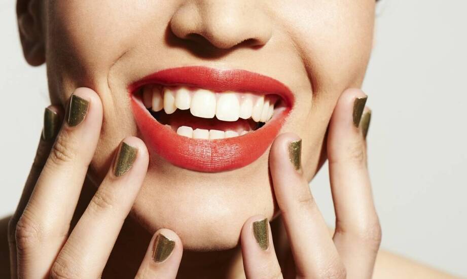 Lakowanie i lakierowanie zębów – na czym polegają i kiedy warto je wykonać