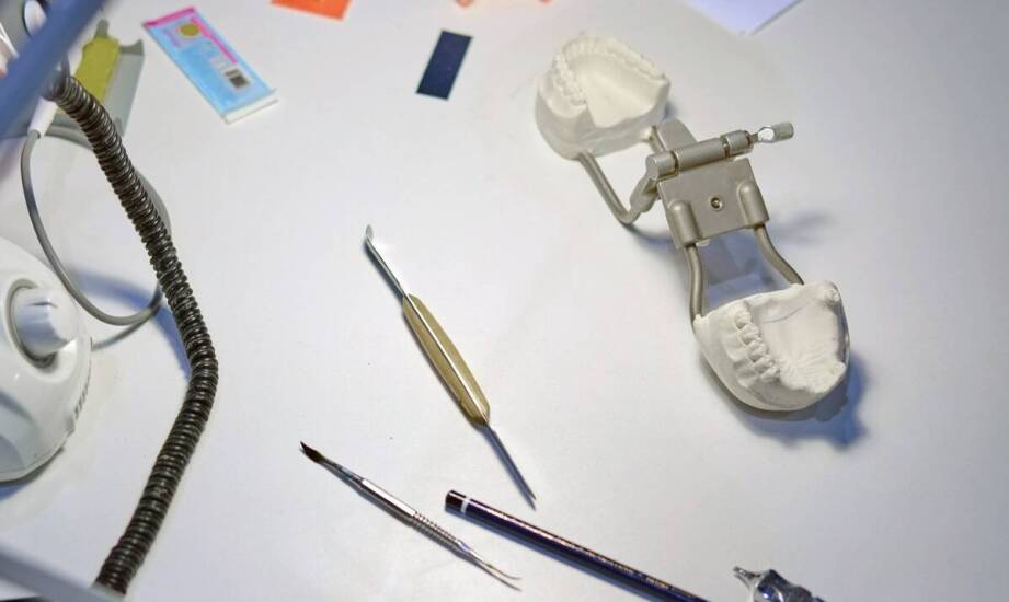 Protetyka stomatologiczna – najważniejsze informacje o odbudowie uśmiechu