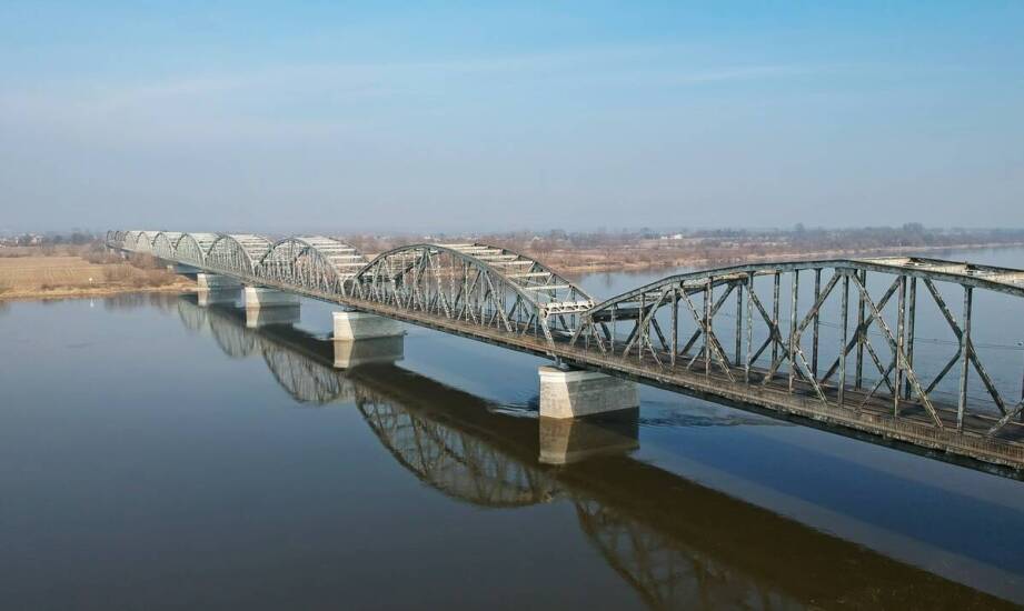 Korony i mosty porcelanowe – zastosowanie, zalety oraz etapy leczenia zębów