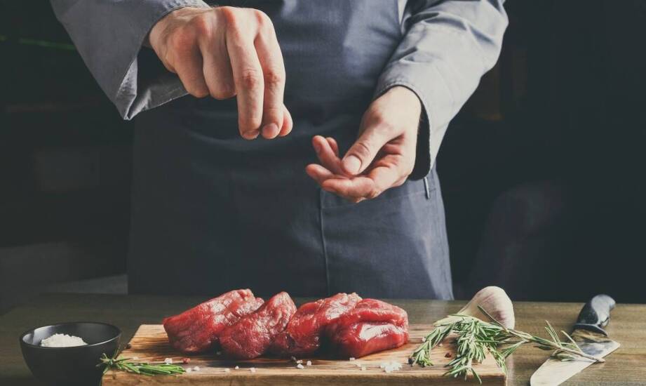 Swojskie wędliny – tradycyjne smaki i sekrety domowych wyrobów