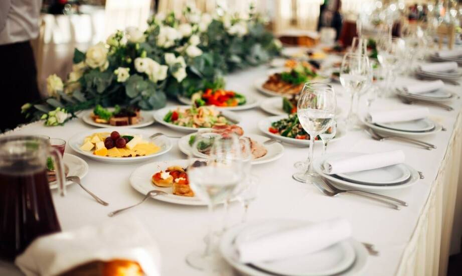 Wiejski stół – tradycja i smaki na przyjęciach i weselach