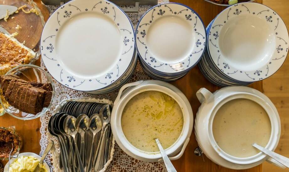 Wiejski stół – tradycyjne smaki i pomysły na efektowną oprawę przyjęcia