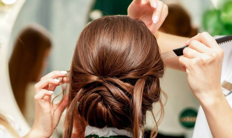 Najmodniejsze fryzury okolicznościowe na każdą okazję – inspiracje i trendy