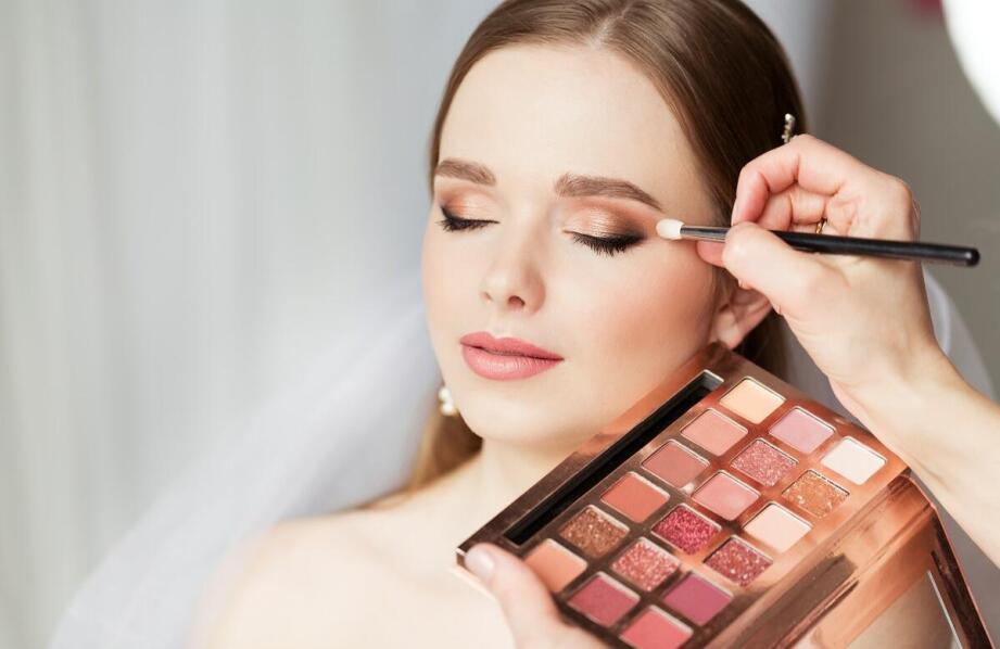 Makijaż okolicznościowy – trendy, inspiracje i praktyczne zastosowania
