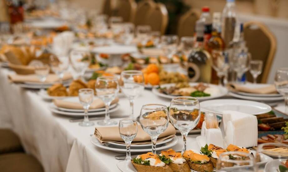 Catering okolicznościowy – pomysły na niezapomniane przyjęcie i uroczystość