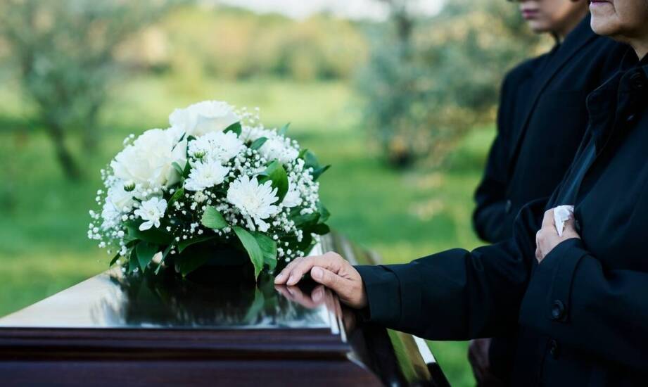 Ceremonie pożegnalne i tradycje pogrzebowe – najważniejsze informacje