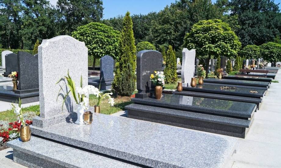 Usługi pogrzebowe – co warto wiedzieć przed organizacją pochówku