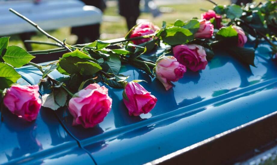 Ceremonie pożegnania – tradycje i zwyczaje związane z organizacją pogrzebu