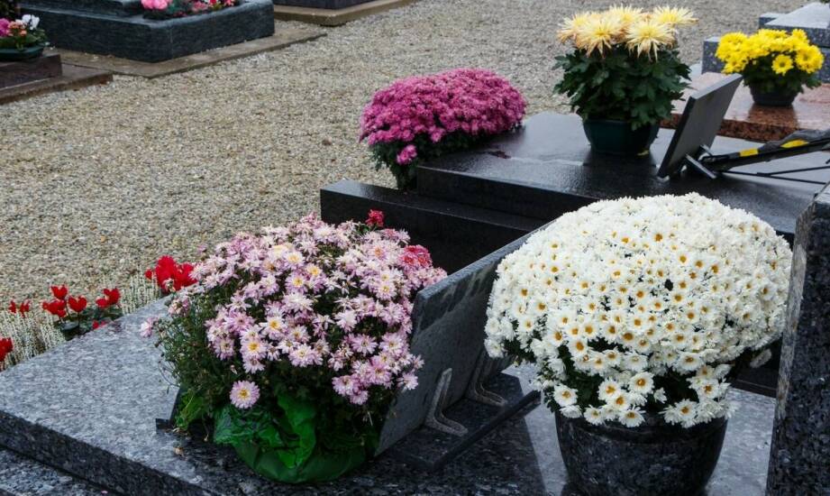 Tradycje i obrzędy pogrzebowe – znaczenie i symbolika współczesnych ceremonii