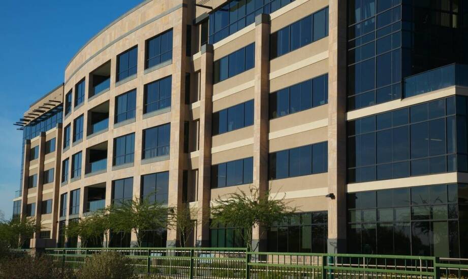 Jakie są korzyści z regularnego mycia elewacji budynków biurowych?