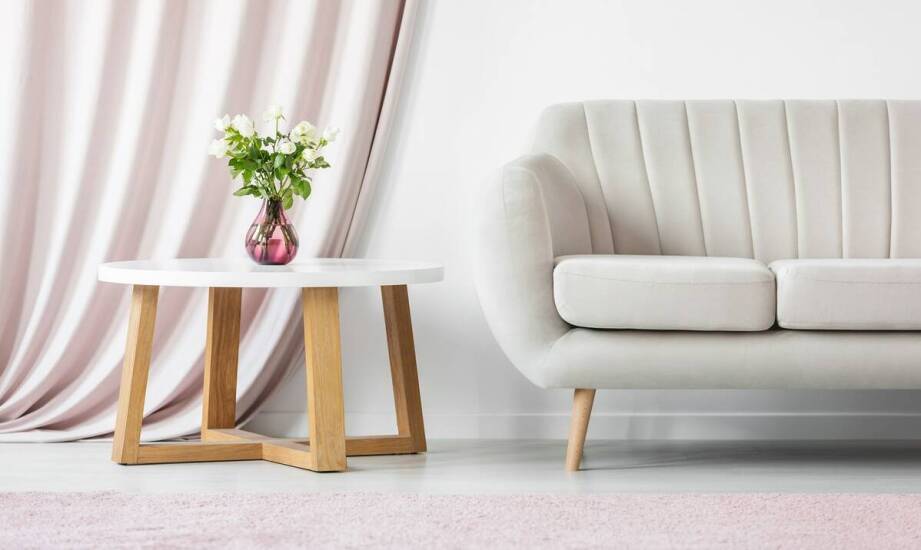 Jak wybrać akcesoria meblowe do salonu i sypialni? Inspiracje i porady