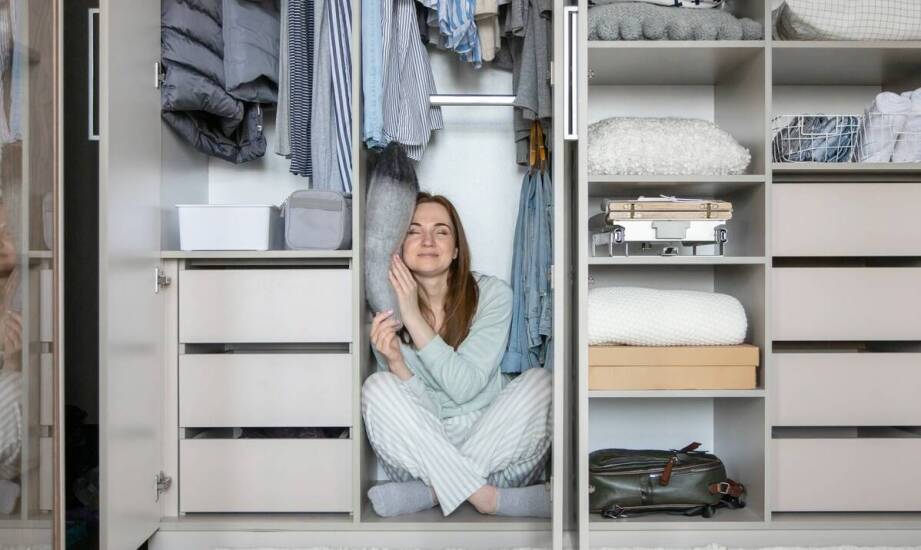 Pantografy do szaf – funkcjonalność i wygoda w codziennej organizacji garderoby