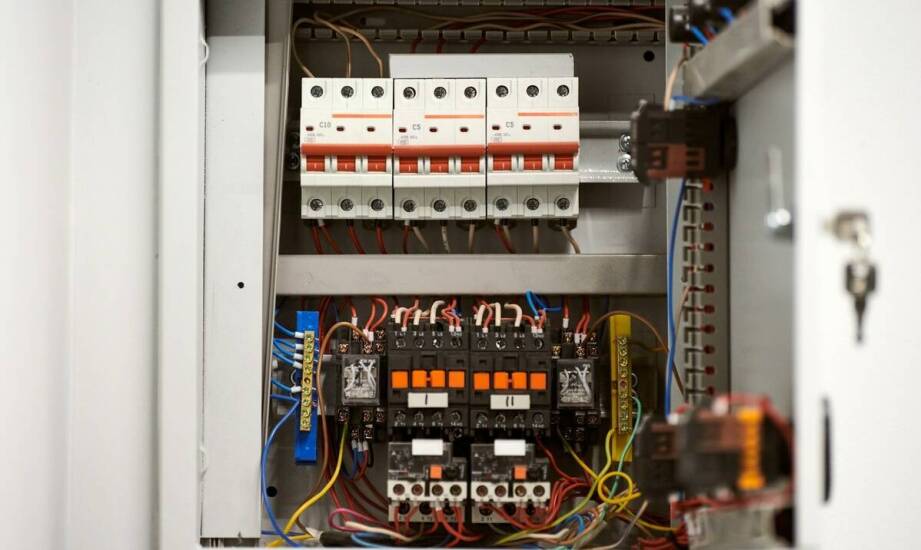 Korzyści z instalacji kondensatorów mocy biernej w domowych systemach energetycznych