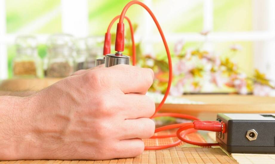 Przepusty kablowe do blatów – funkcjonalność i estetyka w biurze i domu