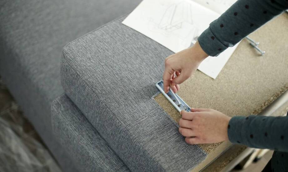 Ślizgacze meblowe – skuteczna ochrona podłóg i wygodne przesuwanie mebli