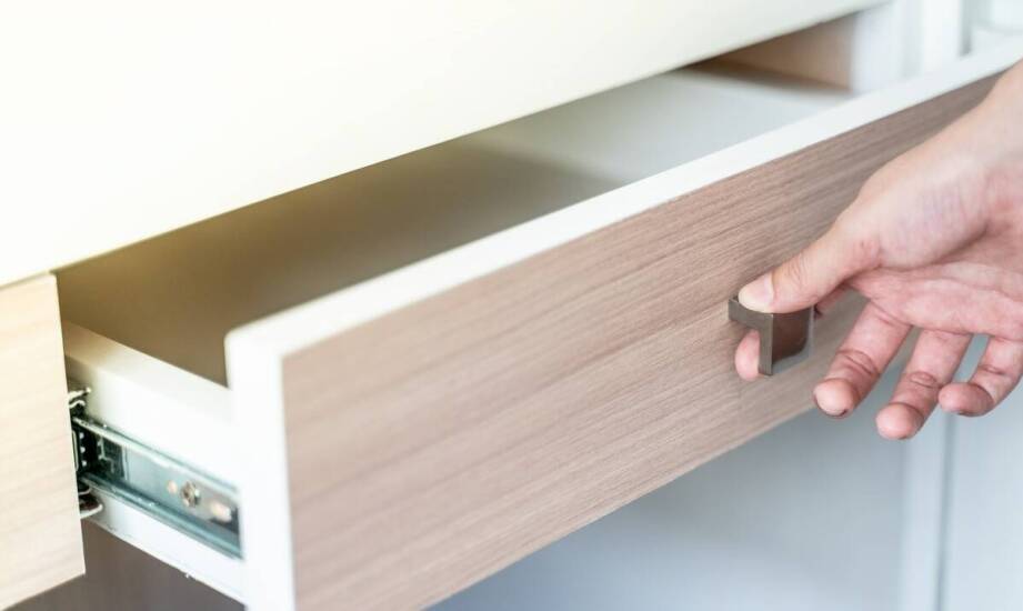 Uchwyty do szuflad – inspiracje i praktyczne rozwiązania w aranżacji wnętrz
