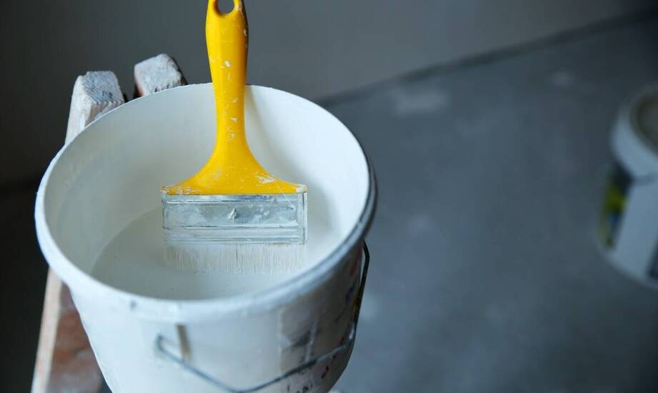 Malowanie na mokro – technika, zastosowania i najważniejsze zalety