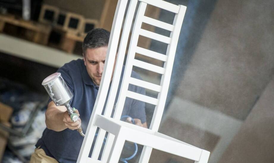 Lakierowanie mebli – proces, rodzaje powłok i praktyczne zastosowania