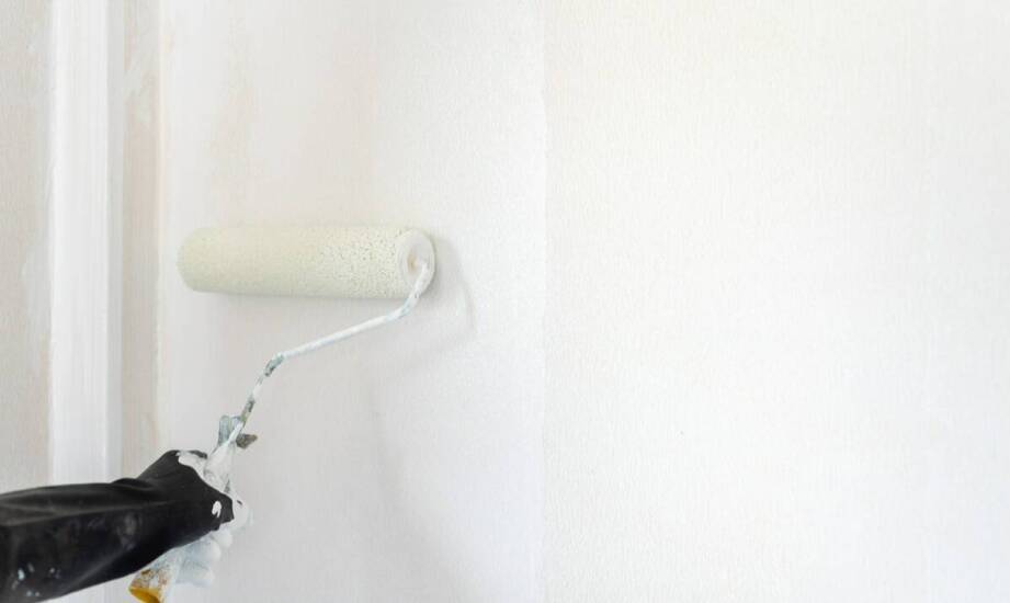 Malowanie na mokro – najważniejsze informacje i zastosowania w przemyśle