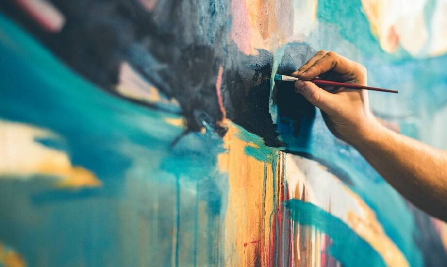 Malowanie na mokro – najważniejsze informacje i zastosowania techniki