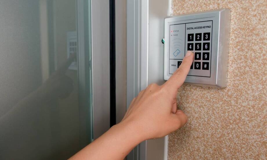 Instalacje niskoprądowe oraz systemy kontroli dostępu — zastosowania i korzyści