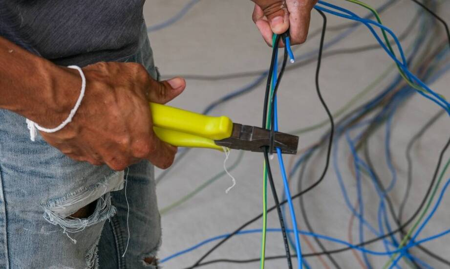 Instalacje elektryczne – najważniejsze informacje i aktualne trendy branżowe