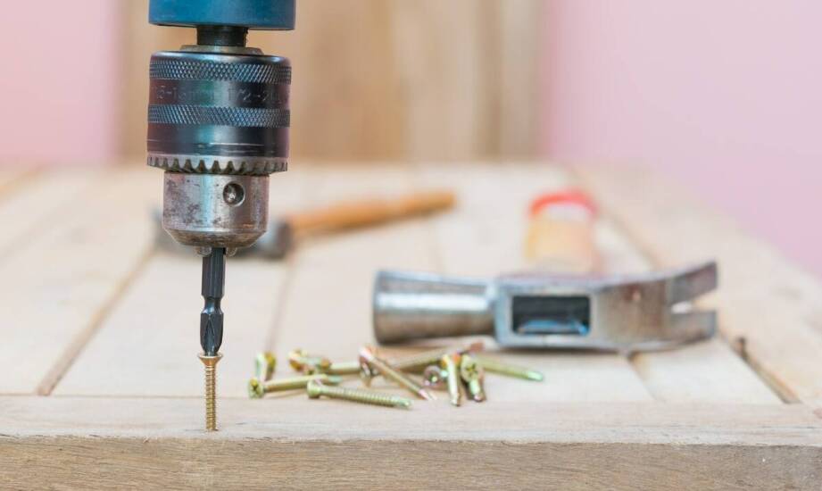 Jak działa nitownica akumulatorowa i gdzie znajduje zastosowanie?