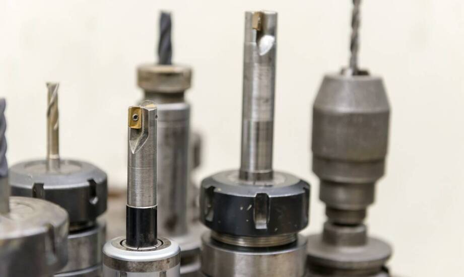 Nitownice akumulatorowe do nitów – zastosowania, zalety i wybór urządzenia