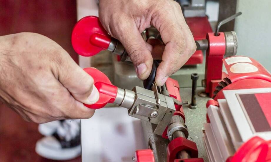 Rodzaje i zastosowania nitownic — praktyczny przegląd możliwości urządzeń