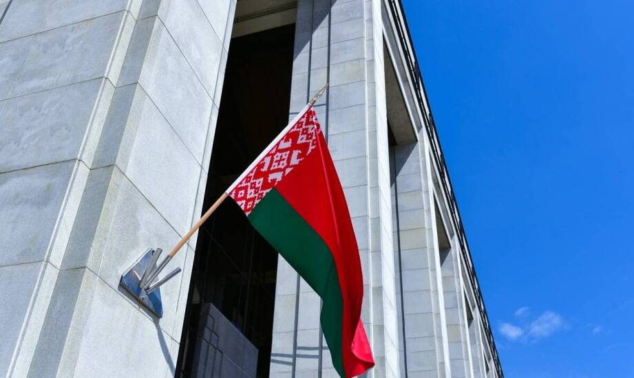 Biało-czerwona flaga jako symbol patriotyzmu