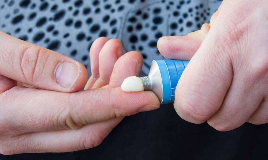 Jak stosować lidokainę na skórę, aby złagodzić podrażnienia po goleniu?