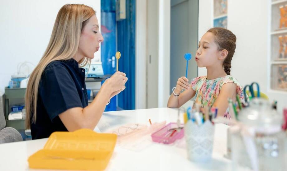 Jakie są główne cele Aktywnego Treningu Słuchowego w terapii logopedycznej?