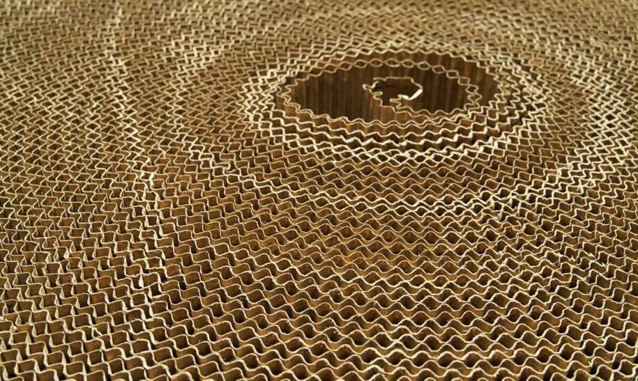 Jak tektura falista wpływa na wytrzymałość pudełek kartonowych?