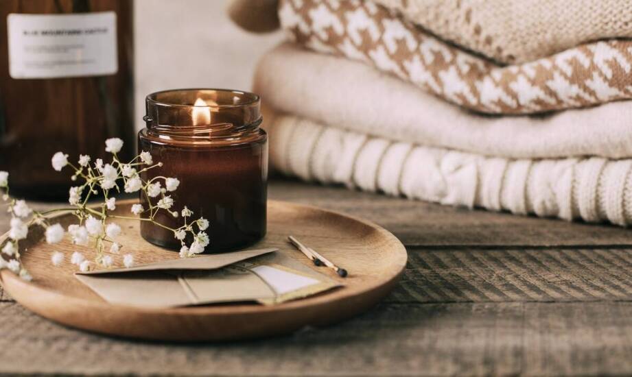 Jak dbać o narzutkę jesienną damską, by zachowała swoją jakość?