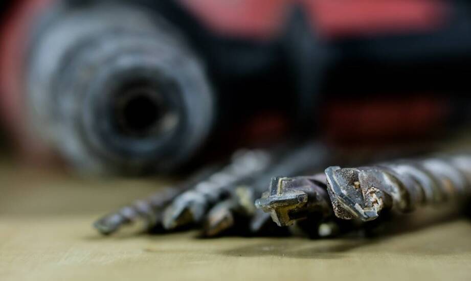 Kwarcyt naturalny w kamieniarstwie – jakie narzędzia najlepiej się sprawdzają?