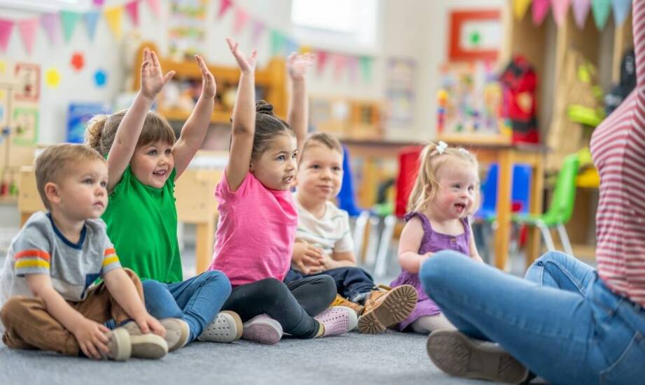 Jak efektywnie zarządzać grupą dzięki odpowiedniej liczbie opiekunów?
