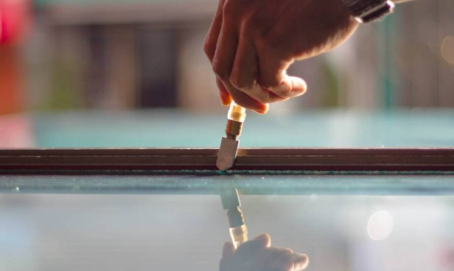 Znaczenie właściwej techniki klejenia odprysku na szybę dla jej wytrzymałości