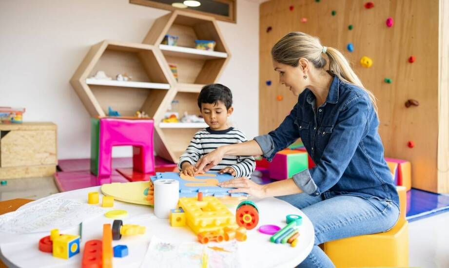 Kwalifikacje opiekuna w żłobku: jakie kompetencje są najważniejsze?