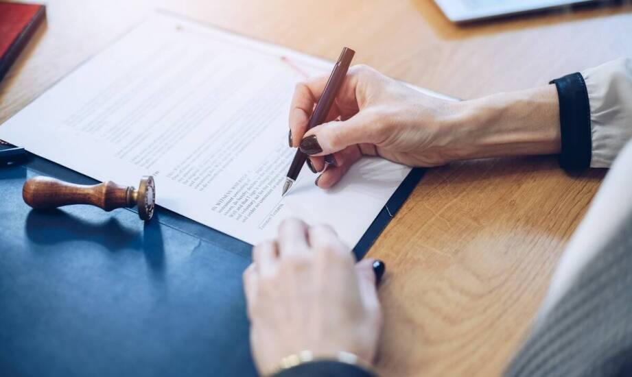 W jaki sposób notariusz zabezpiecza interesy stron w umowach cywilnoprawnych?