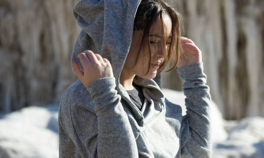 Długa bluza damska jako element warstwowej garderoby