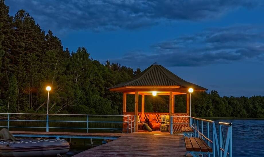 Jak lampa solarna wisząca do altany może obniżyć rachunki za prąd?