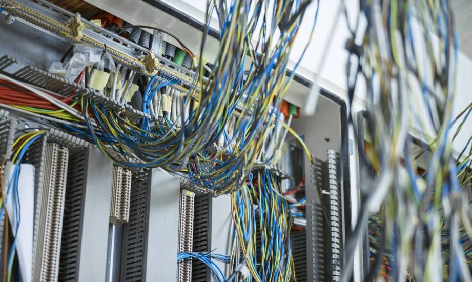 Jak kable telekomunikacyjne wspierają działanie systemów alarmowych?