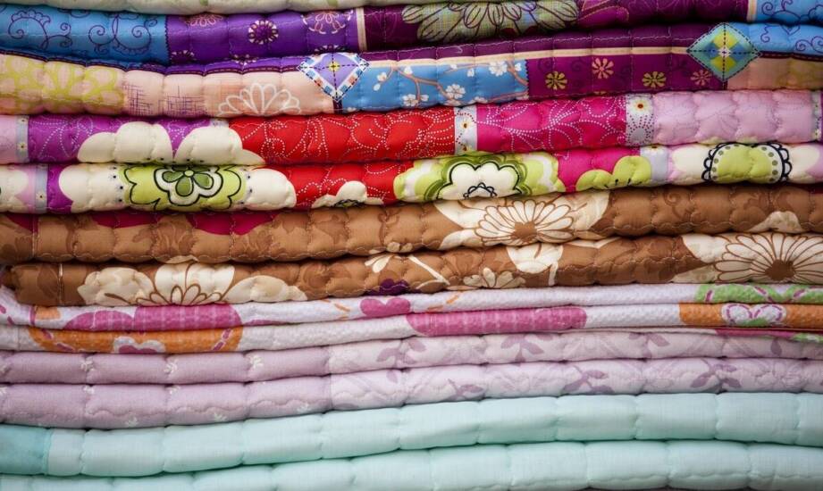 Wybór idealnej derki dla konia na zimowe miesiące – co brać pod uwagę?