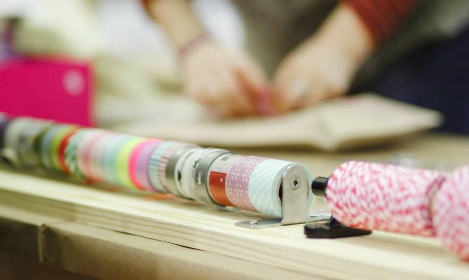 Personalizacja opasek reklamowych – jakie korzyści przynosi firmom?