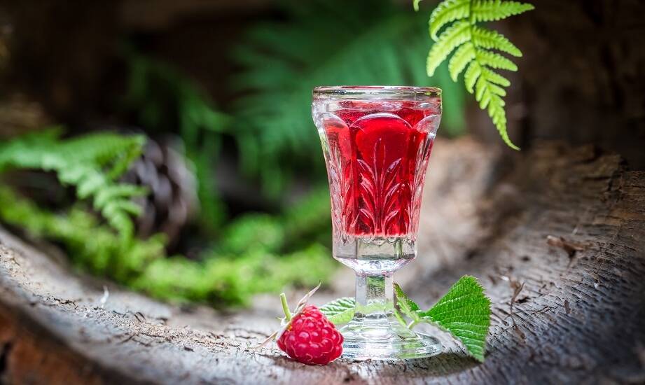 Niezwykłe właściwości smakowe nalewki malinowej – odkryj ich tajemnicę